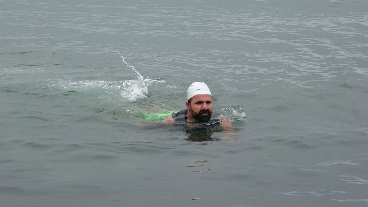 Foto - Dondurucu soğuğa aldırmadı! Van Gölü’nün buz gibi sularında yüzdü 
