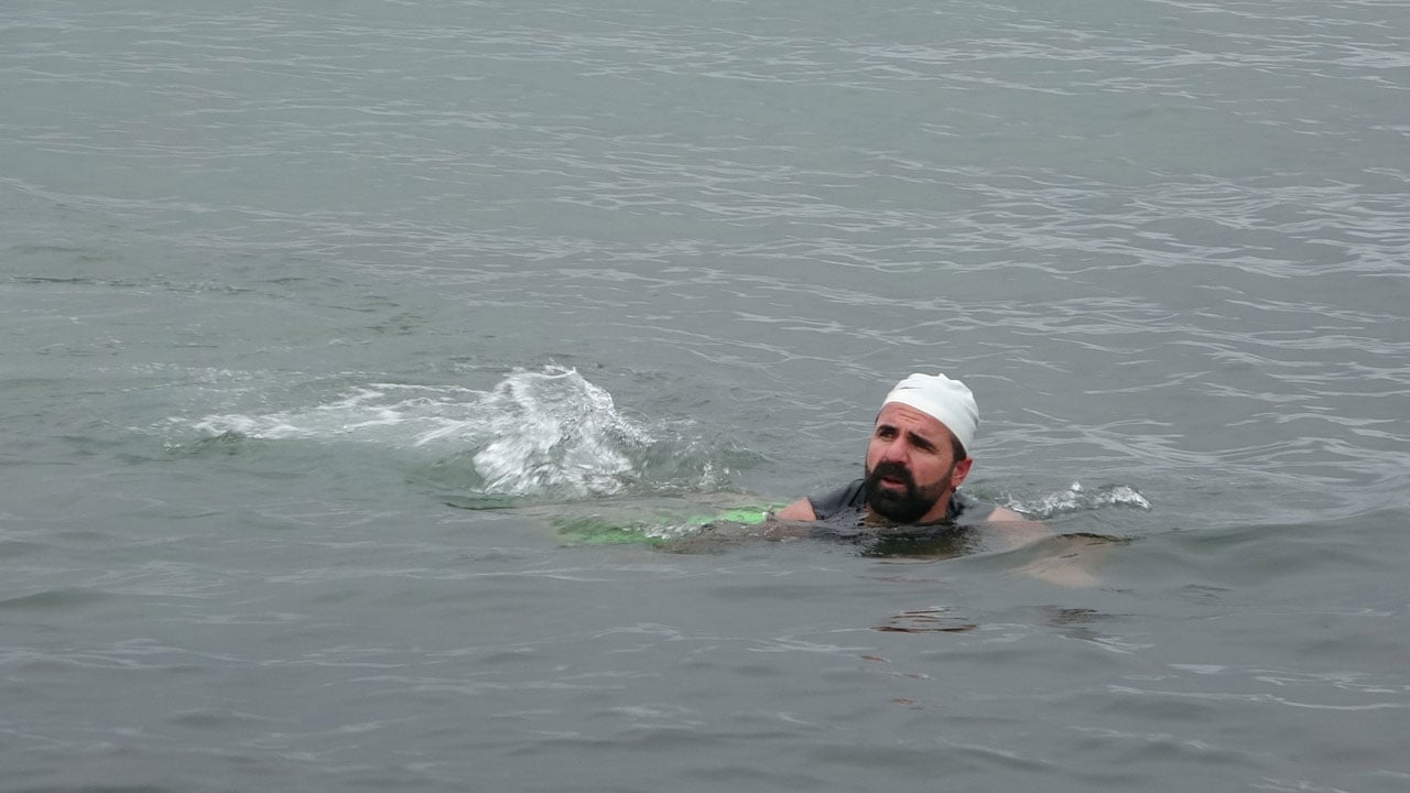 Dondurucu soğuğa aldırmadı! Van Gölü’nün buz gibi sularında yüzdü 