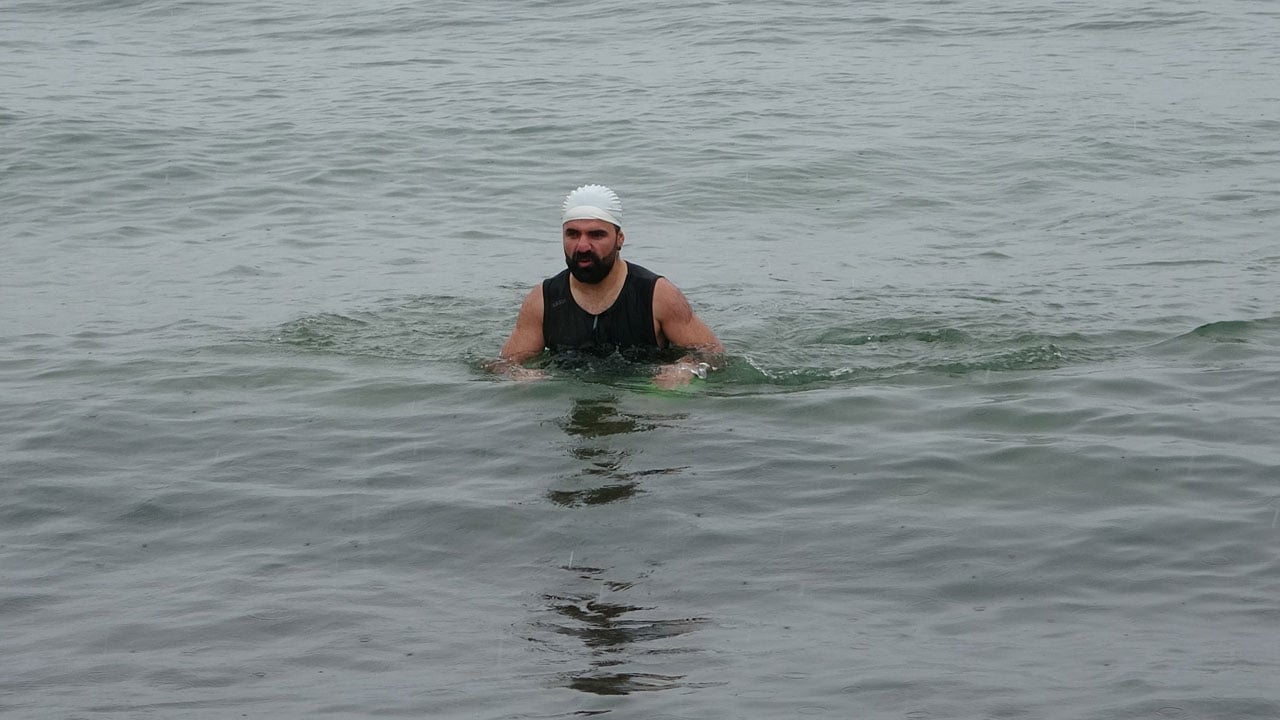 Foto - Dondurucu soğuğa aldırmadı! Van Gölü’nün buz gibi sularında yüzdü 