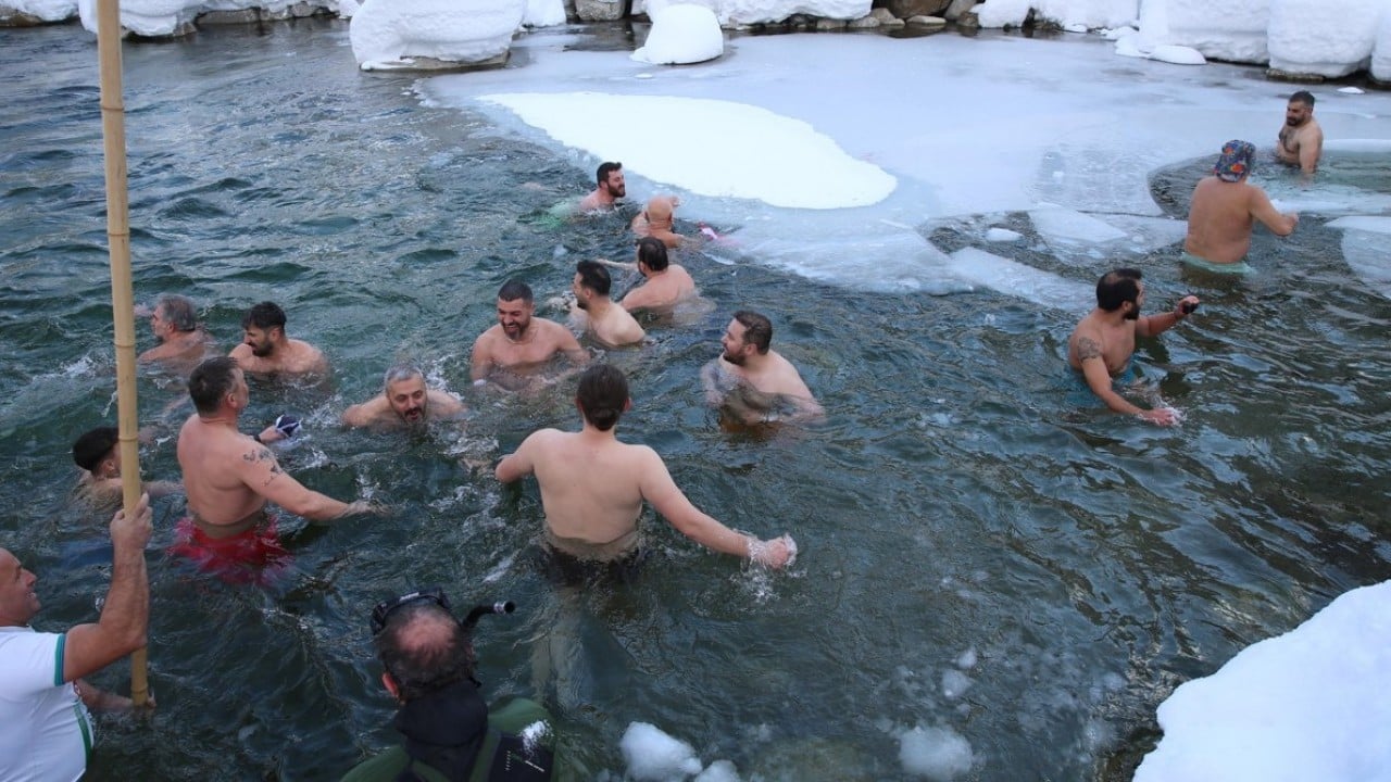 Foto - Dondurucu soğuğa aldırmadılar! Gölde tulum eşliğinde horon oynadılar
