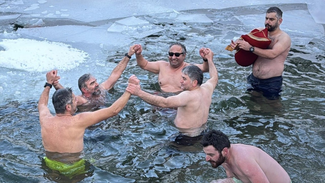 Foto - Dondurucu soğuğa aldırmadılar! Gölde tulum eşliğinde horon oynadılar