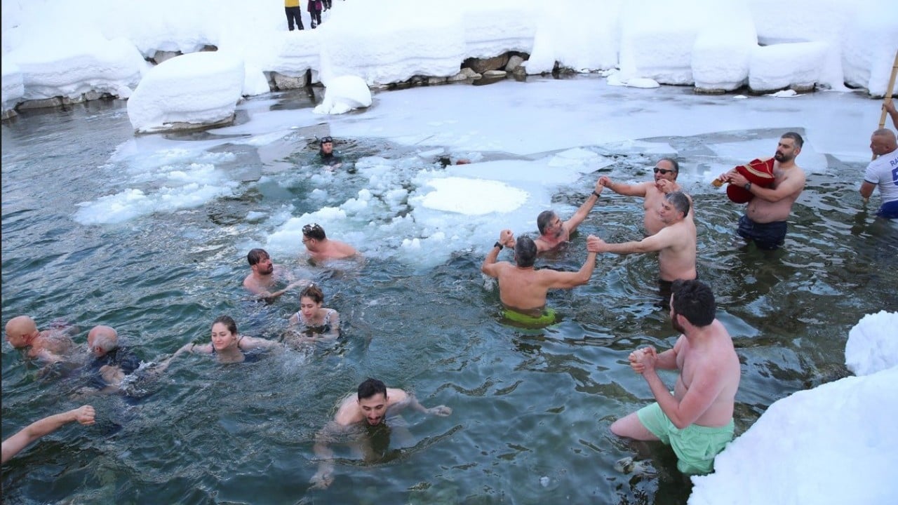 Foto - Dondurucu soğuğa aldırmadılar! Gölde tulum eşliğinde horon oynadılar