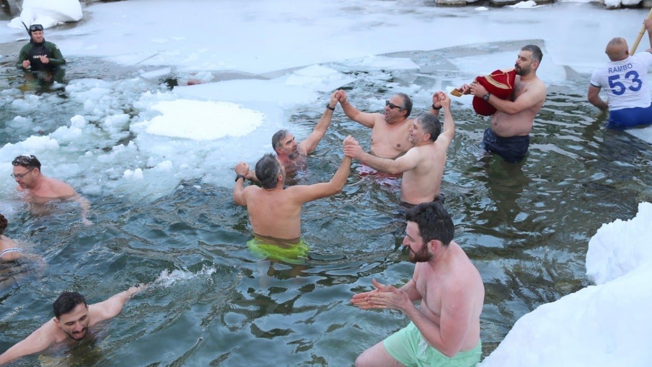 Dondurucu soğuğa aldırmadılar! Gölde tulum eşliğinde horon oynadılar