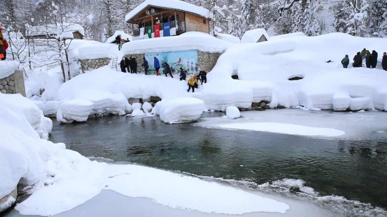 Foto - Dondurucu soğuğa aldırmadılar! Gölde tulum eşliğinde horon oynadılar
