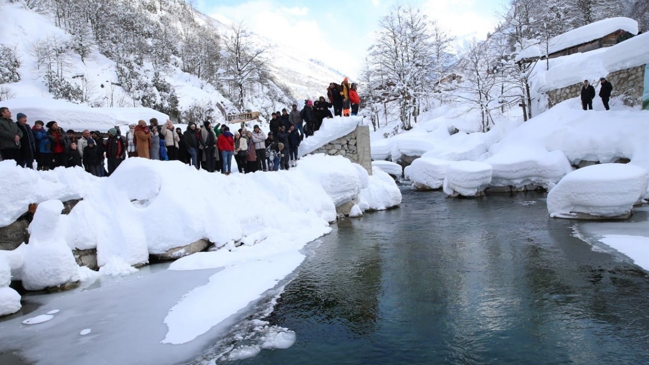 Foto - Dondurucu soğuğa aldırmadılar! Gölde tulum eşliğinde horon oynadılar