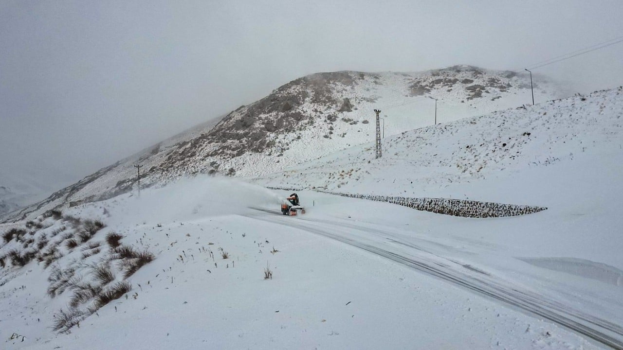Foto - Dondurucu soğukta kar mesaisi! Gece gündüz görev yapıyorlar