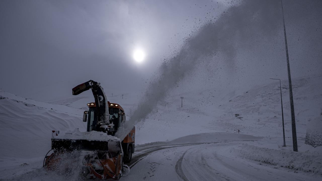 Foto - Dondurucu soğukta kar mesaisi! Gece gündüz görev yapıyorlar