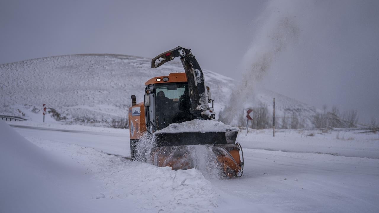 Dondurucu soğukta kar mesaisi! Gece gündüz görev yapıyorlar