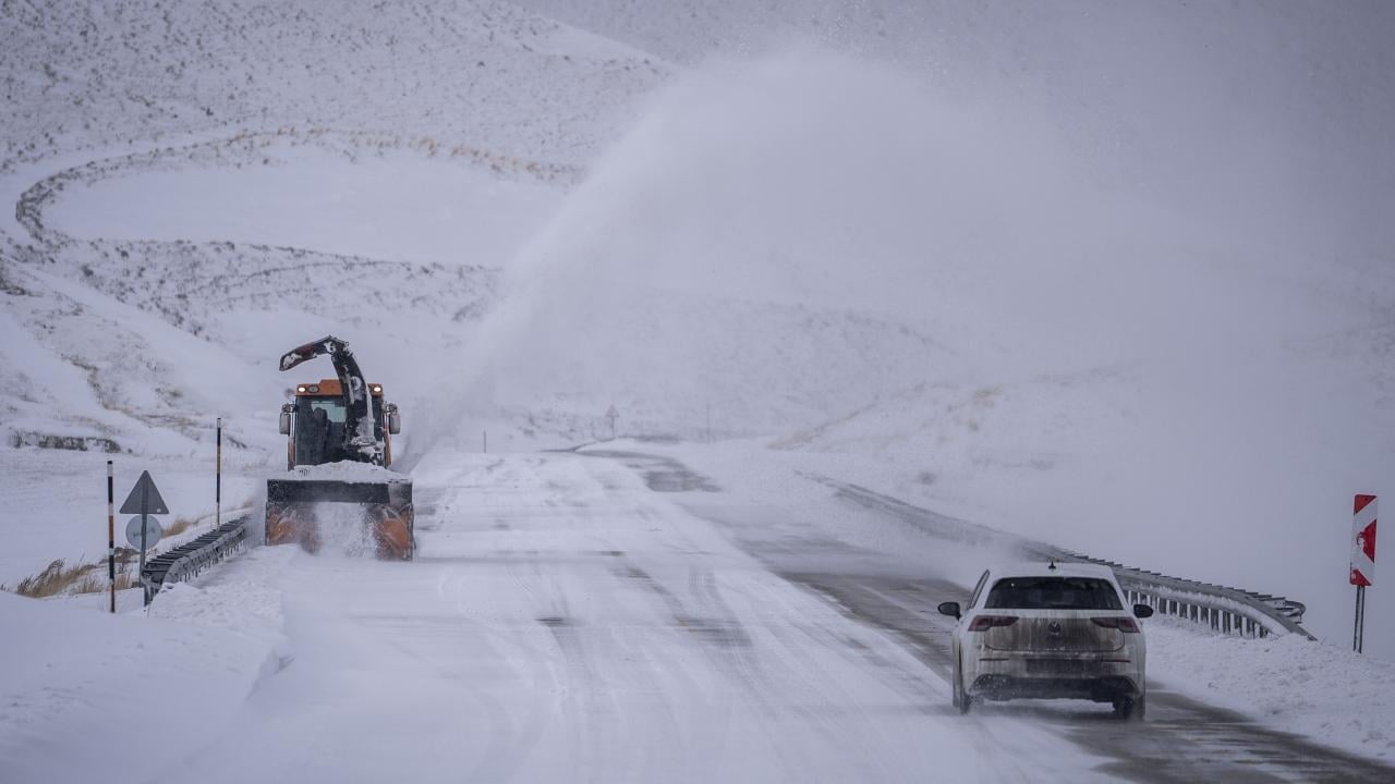 Foto - Dondurucu soğukta kar mesaisi! Gece gündüz görev yapıyorlar
