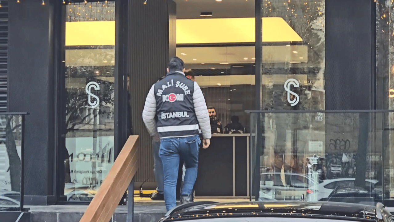 Foto - Dönen dolaplar ifşa oldu! İstanbul'un ünlü galerisinde büyük vurgun!