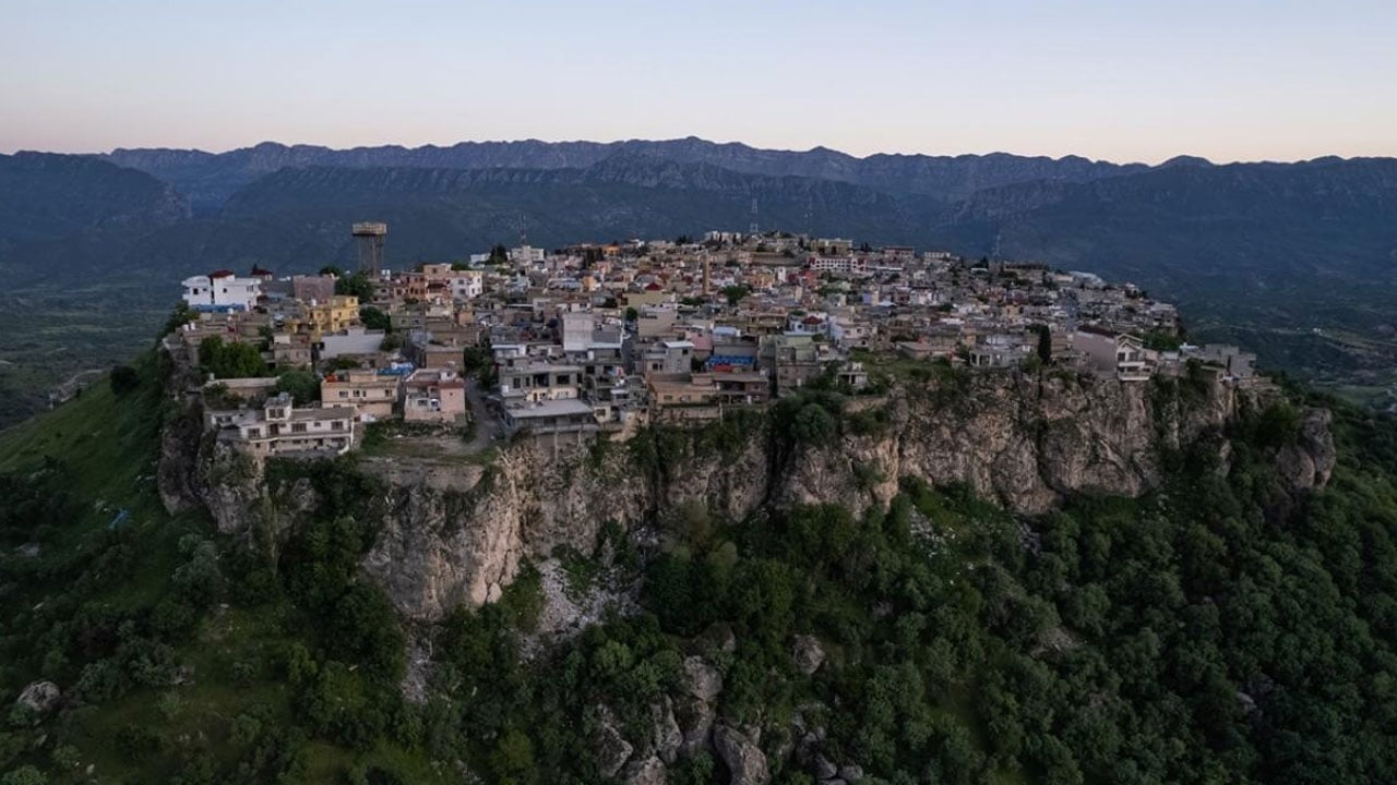 Foto - Dört bir yanı uçurum ama dünyanın en huzurlu yeri! 100 yıldır tek bir cinayet bile işlenmedi!