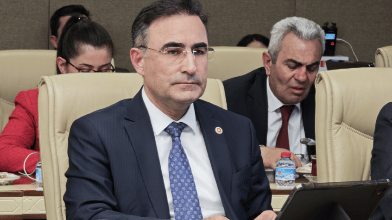 Dr. Arslan’dan Dijital Tehlike Uyarısı: Yüzme Bilmeyen Çocuğu Okyanusa Salmak Gibi