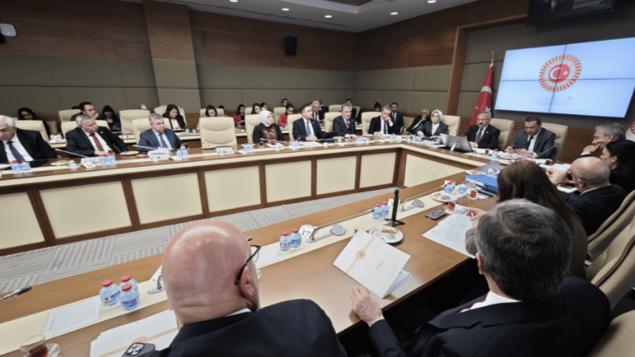 Foto - Dr. Arslan’dan Dijital Tehlike Uyarısı: Yüzme Bilmeyen Çocuğu Okyanusa Salmak Gibi