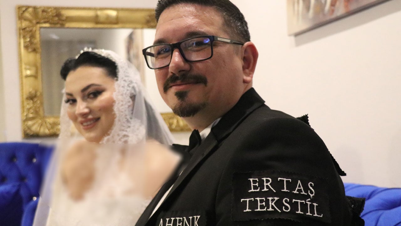Foto - Düğün masrafına sponsorlu çözüm! Damatlığını reklam panosuna çevirdi