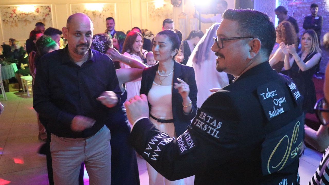 Foto - Düğün masrafına sponsorlu çözüm! Damatlığını reklam panosuna çevirdi