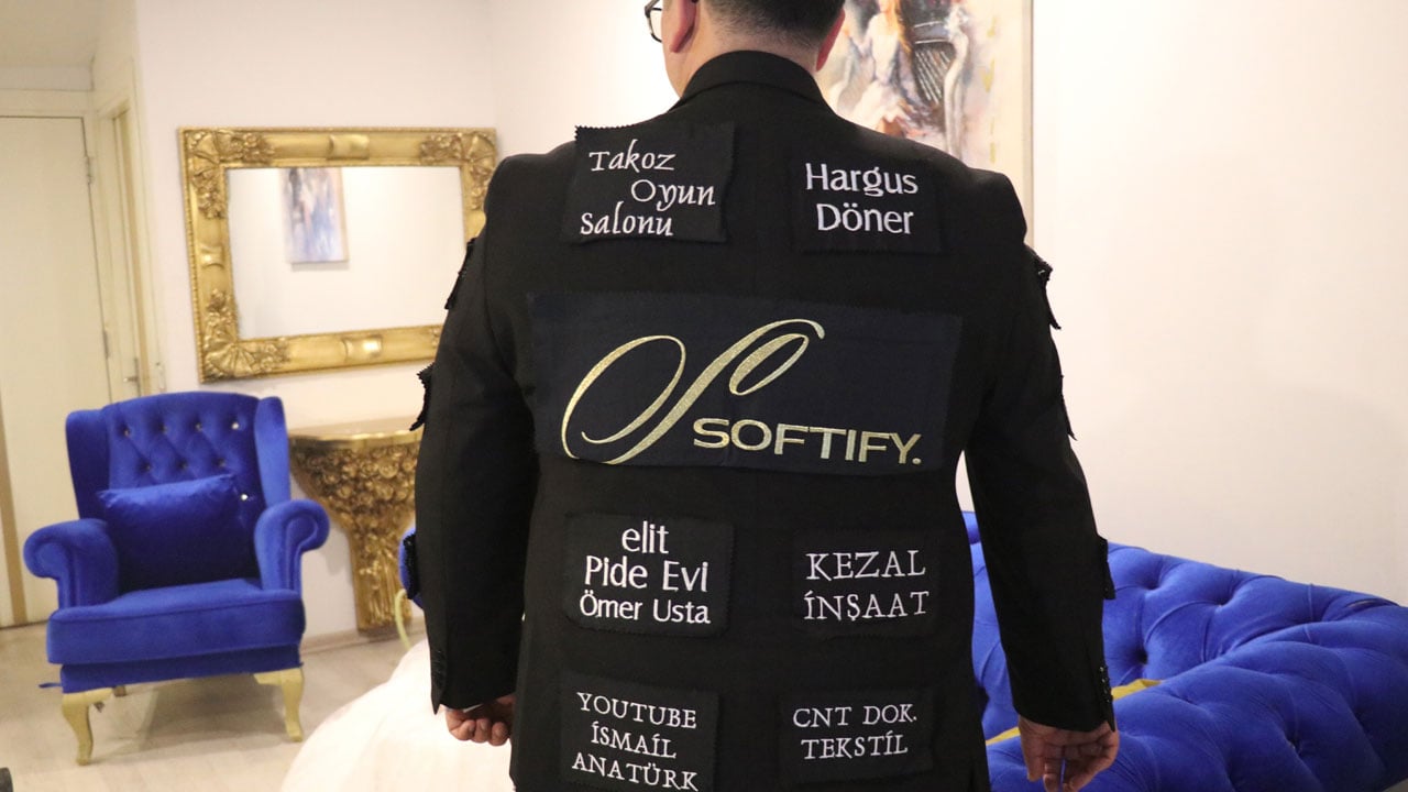 Foto - Düğün masrafına sponsorlu çözüm! Damatlığını reklam panosuna çevirdi