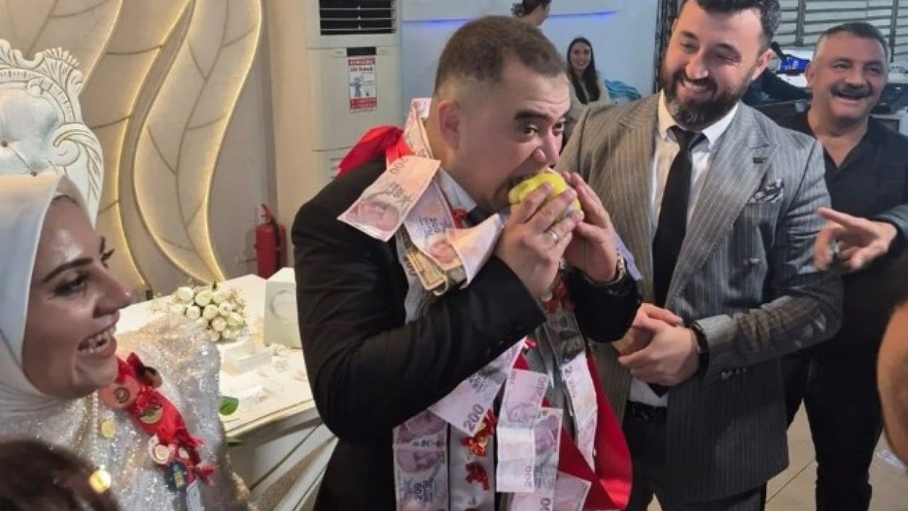 Foto - Düğünde takılan takı herkesi şaşırttı! Damat 'ayvayı' yedi