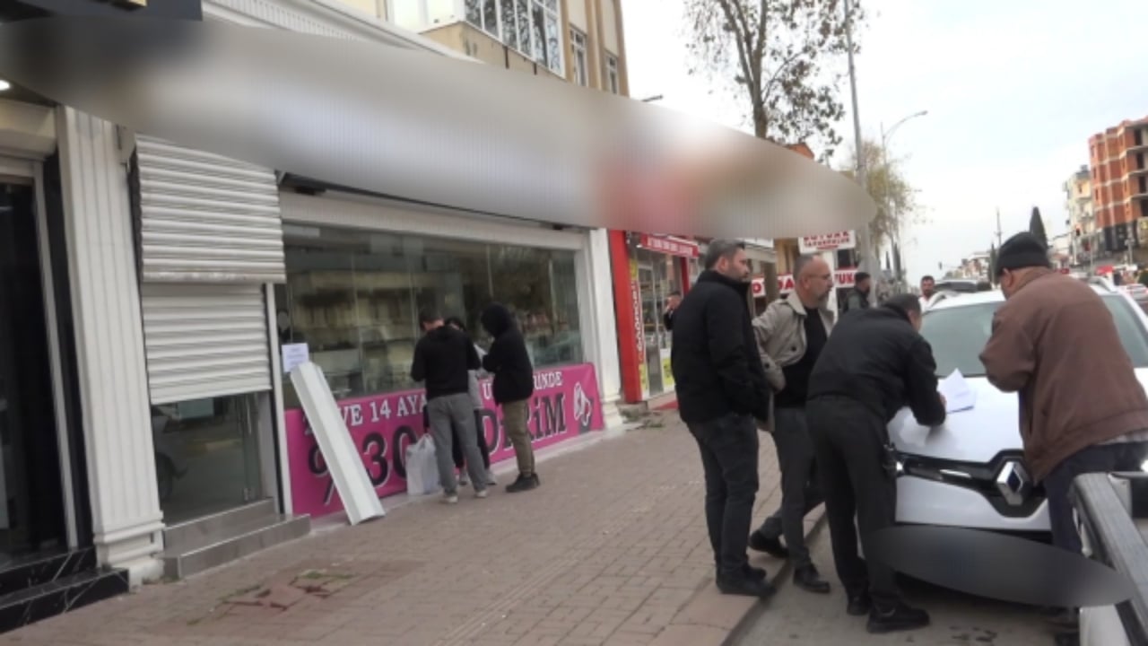 Foto - Dükkanın camındaki yazıya inananlar apışıp kaldı! Tam 50 milyon lira buhar oldu