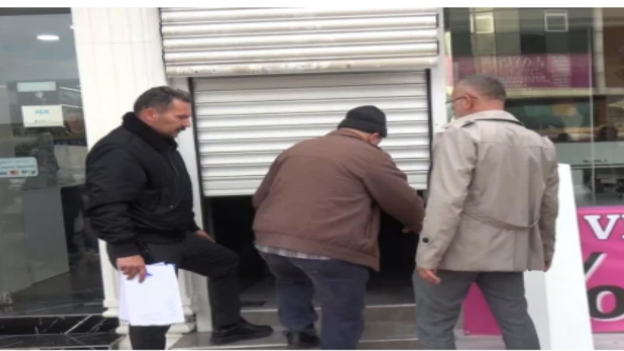 Foto - Dükkanın camındaki yazıya inananlar apışıp kaldı! Tam 50 milyon lira buhar oldu