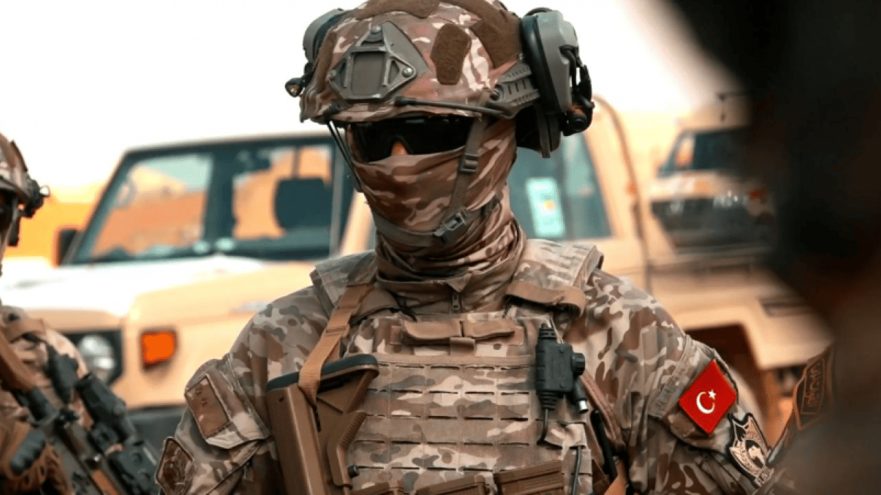 Foto - Dünya bu görüntüleri konuşuyor! EFES-2026’da tarihi an: Doğu ve Batı unsurları sahada buluştu