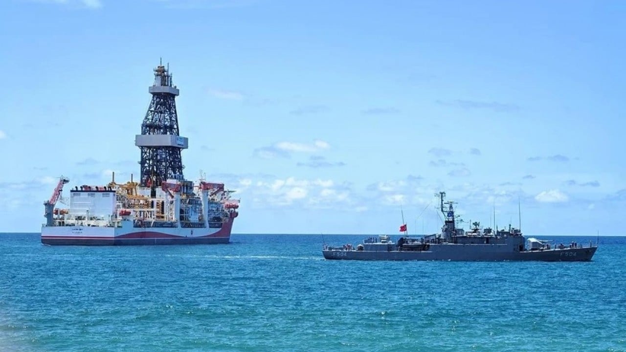 Foto - Dünya bu görüntüleri konuşuyor: Türk gemisini duyan arkasına bile bakmadan sahile koştu