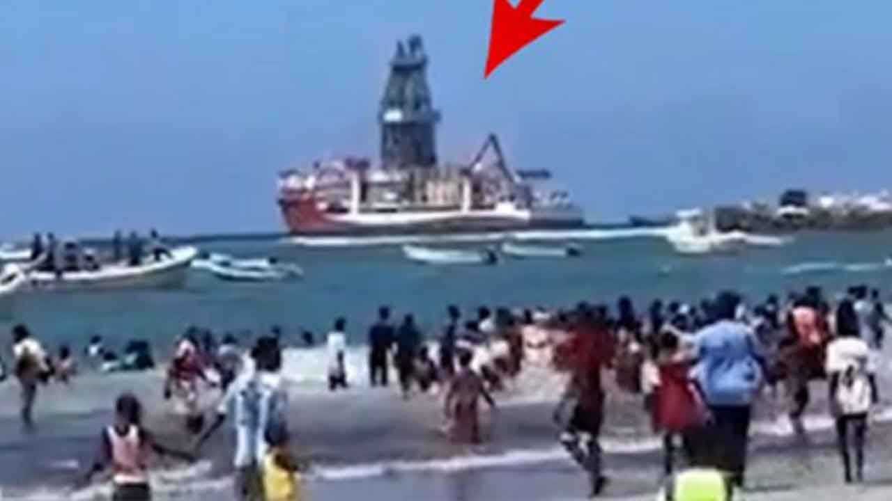 Foto - Dünya bu görüntüleri konuşuyor: Türk gemisini duyan arkasına bile bakmadan sahile koştu