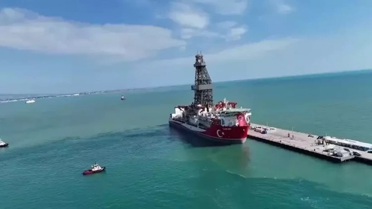 Foto - Dünya bu görüntüleri konuşuyor: Türk gemisini duyan arkasına bile bakmadan sahile koştu