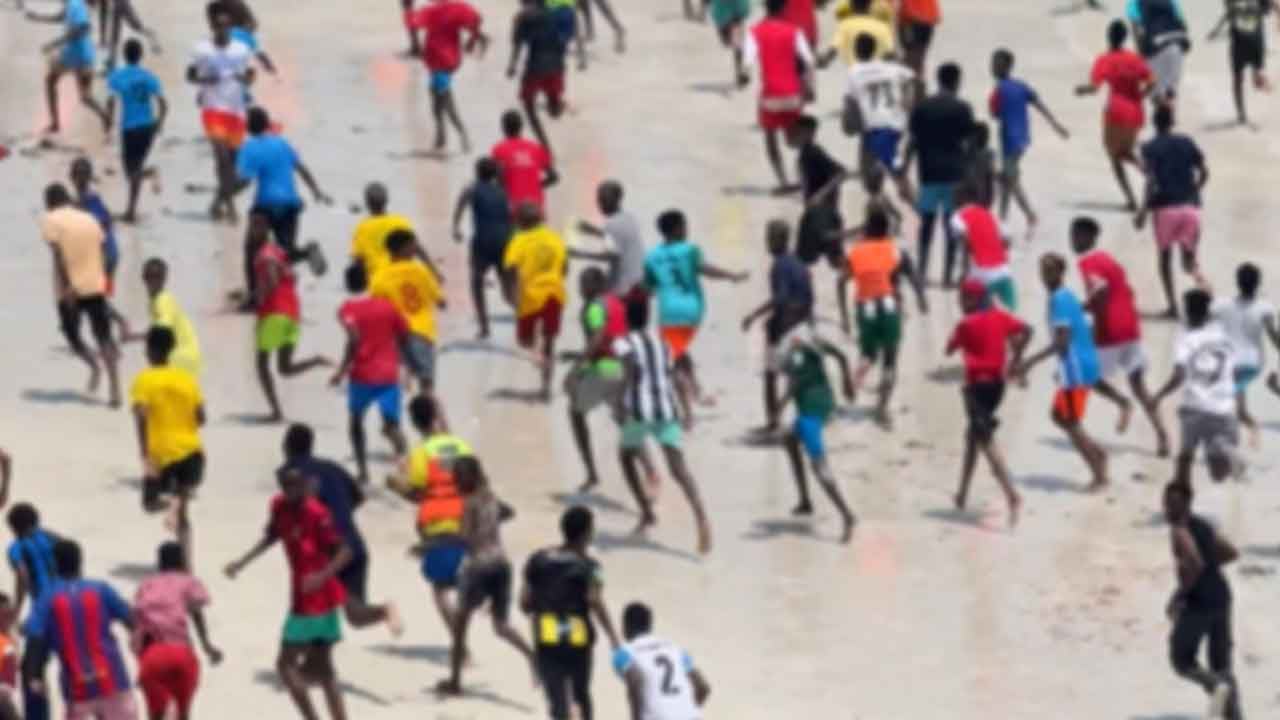 Foto - Dünya bu görüntüleri konuşuyor: Türk gemisini duyan arkasına bile bakmadan sahile koştu