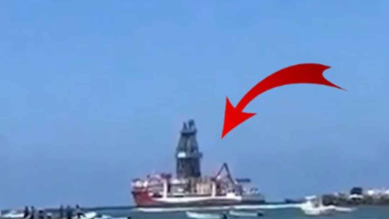 Foto - Dünya bu görüntüleri konuşuyor: Türk gemisini duyan arkasına bile bakmadan sahile koştu