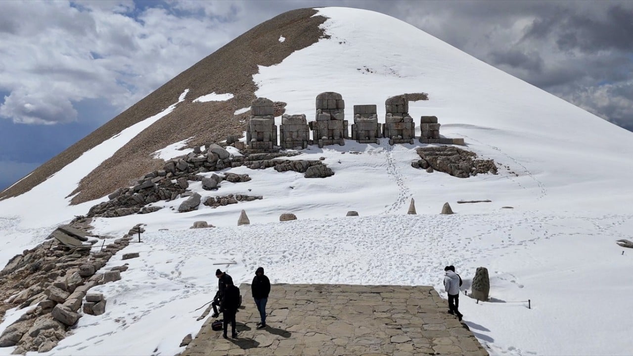Dünya mirası Nemrut yeni sezonun ilk ziyaretçilerini ağırladı