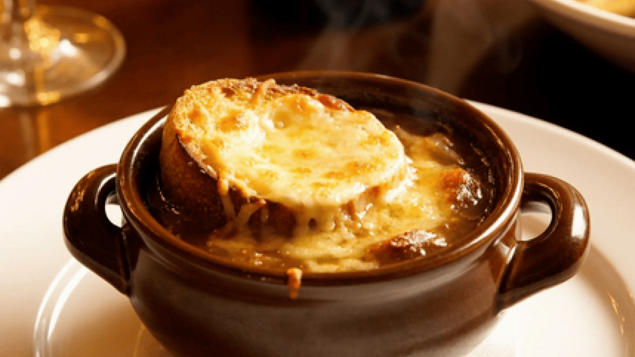 Dünya mutfaklarının vazgeçilmezi Fransız mutfağından enfes lezzet: Soğan çorbası tarifi! Daha denemediniz mi?