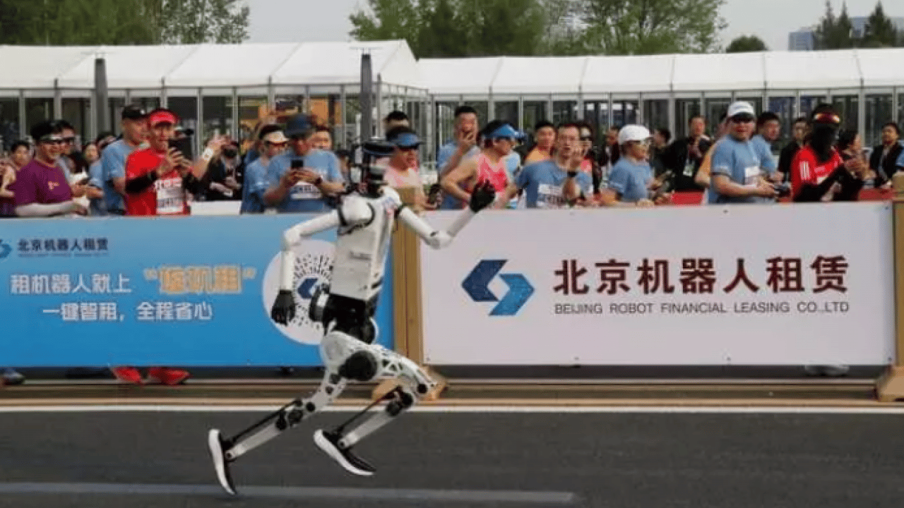 Dünya rekoru kırıldı: İnsansı robotlar maratonda yarıştı!