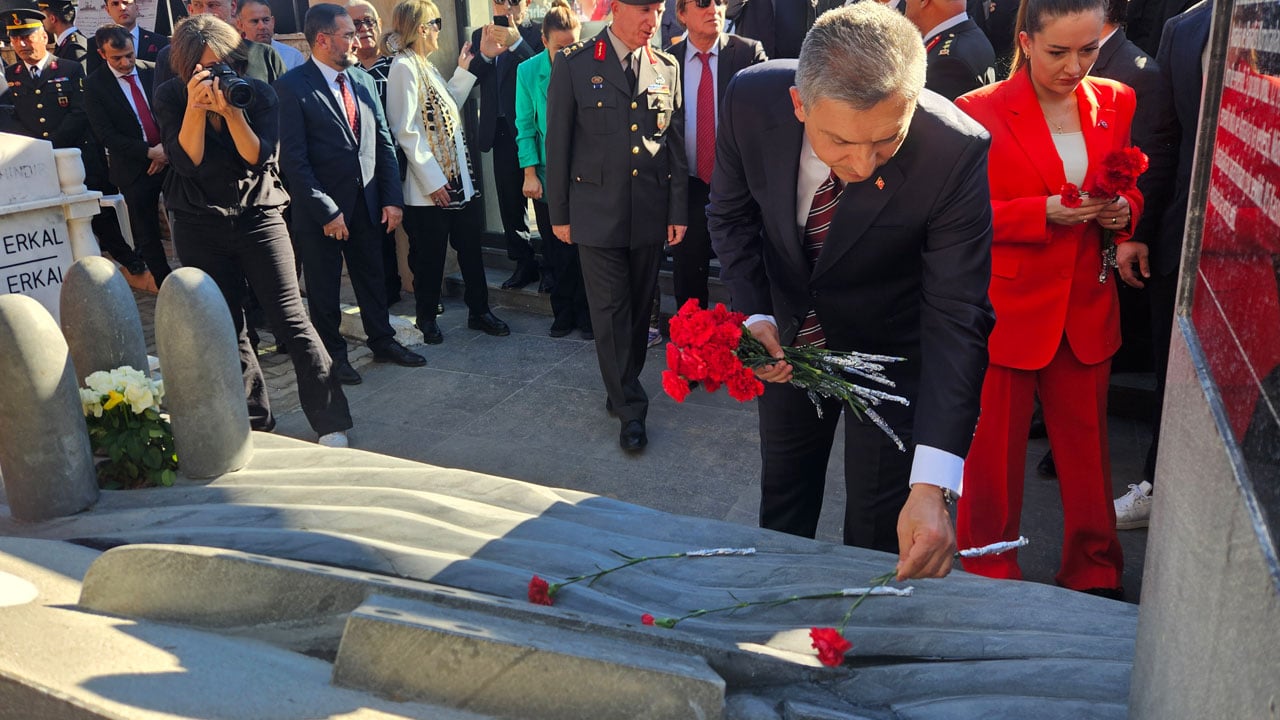 Foto - Dünyada bir ilkti! Uçak gemisini batıran Türk kahramanına anıt mezar