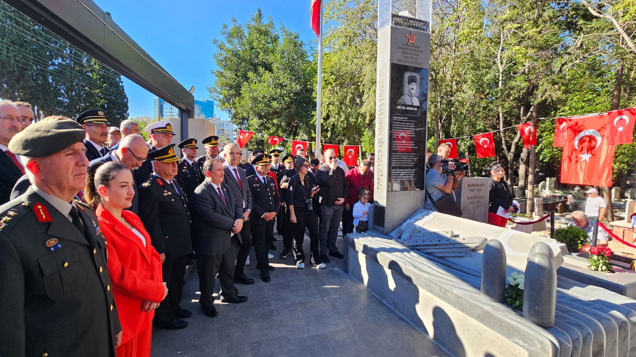 Dünyada bir ilkti! Uçak gemisini batıran Türk kahramanına anıt mezar