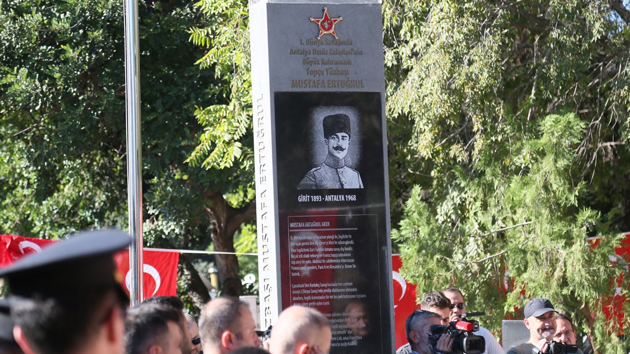 Foto - Dünyada bir ilkti! Uçak gemisini batıran Türk kahramanına anıt mezar