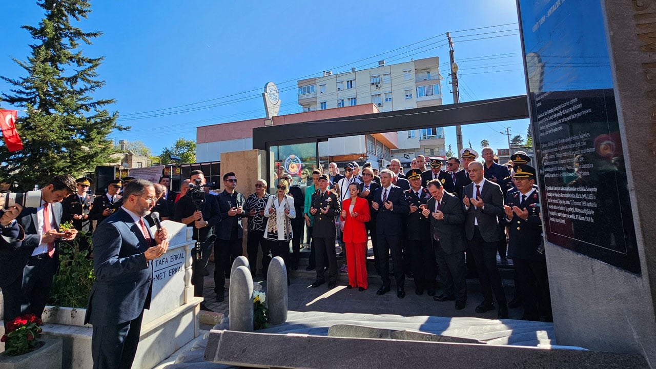 Foto - Dünyada bir ilkti! Uçak gemisini batıran Türk kahramanına anıt mezar