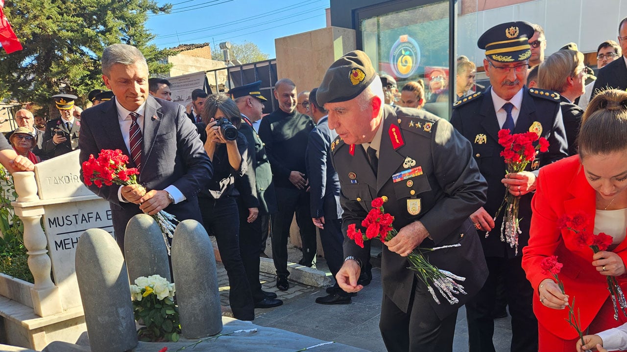 Foto - Dünyada bir ilkti! Uçak gemisini batıran Türk kahramanına anıt mezar