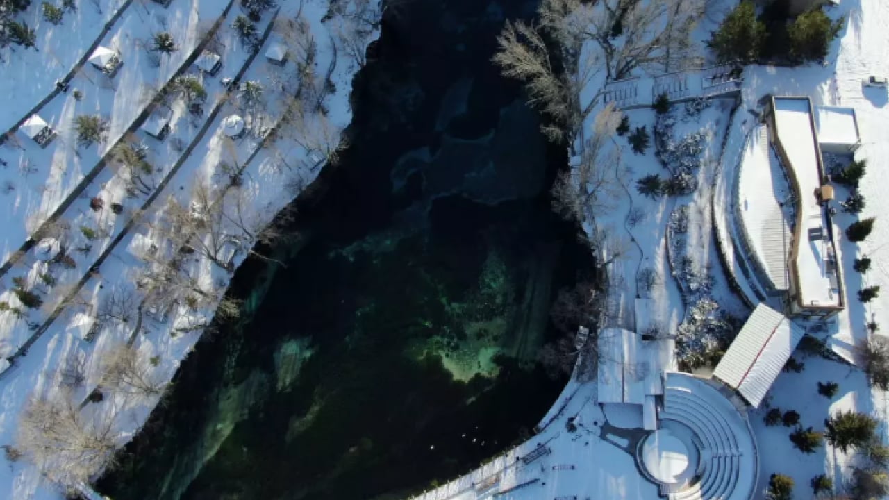 Foto - Dünyada emsali yok: Kentte her yer dondu bir tek o donmadı!