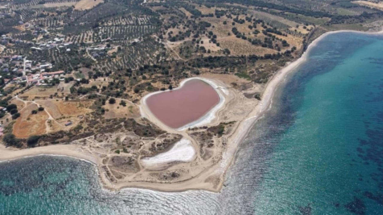 Foto - Dünyada sadece birkaç tane var! Kalpli göl pembeye büründü! 