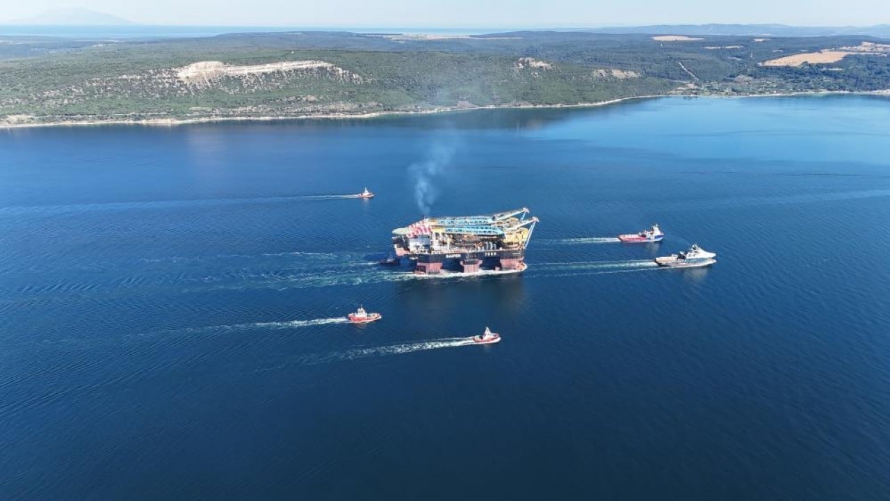 Foto - Dünyanın 3'üncü büyük ağır kaldırma vinci Çanakkale Boğazı'ndan geçti