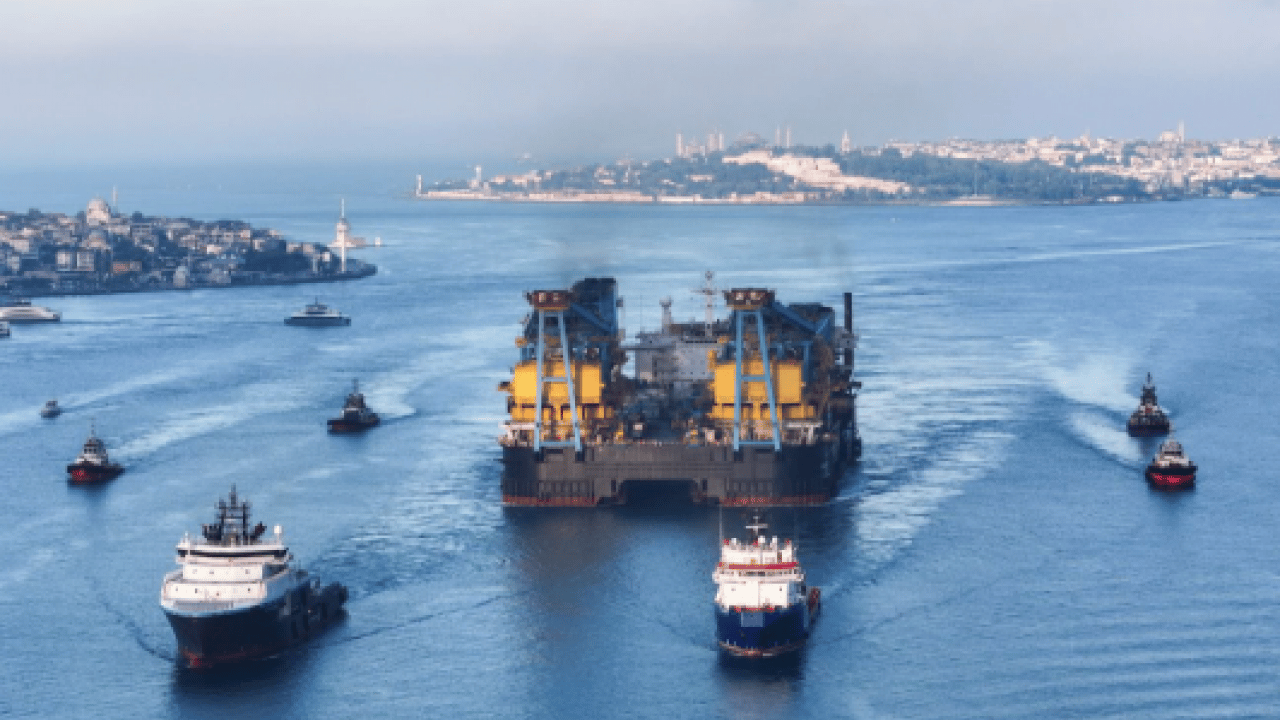 Foto - Dünyanın en büyüğü İstanbul Boğazı'nda! Görenler küçük dilini yuttu!