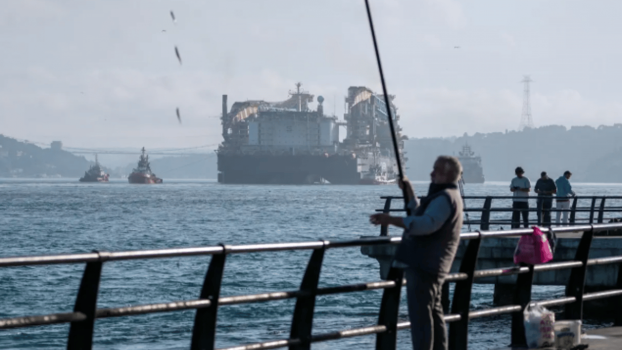 Foto - Dünyanın en büyüğü İstanbul Boğazı'nda! Görenler küçük dilini yuttu!