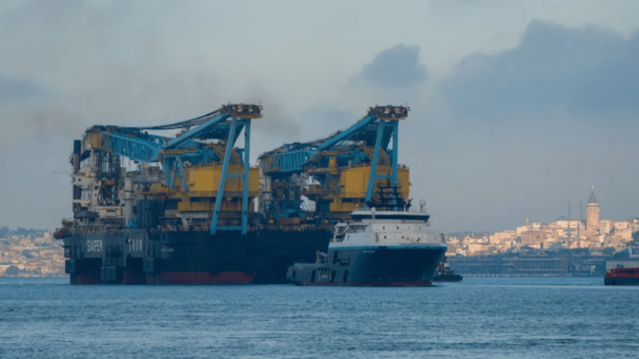 Foto - Dünyanın en büyüğü İstanbul Boğazı'nda! Görenler küçük dilini yuttu!