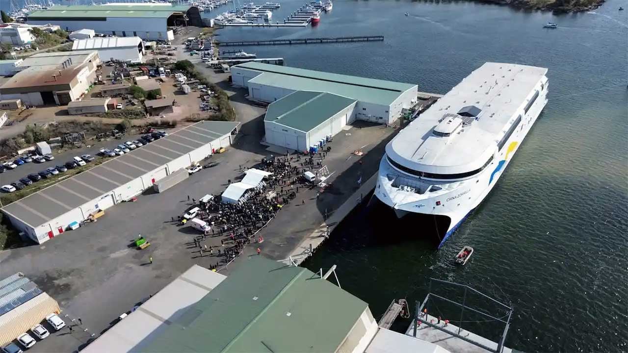 Dünyanın en büyük elektrikli gemisi sudaki ilk testini başarıyla geçti