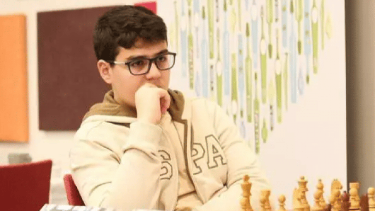 Dünyanın en genç büyükustası artık bir Türk! 35 yıllık rekor tarihe gömüldü!