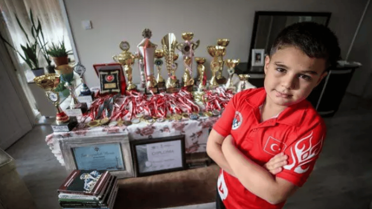 Foto - Dünyanın en genç büyükustası artık bir Türk! 35 yıllık rekor tarihe gömüldü!