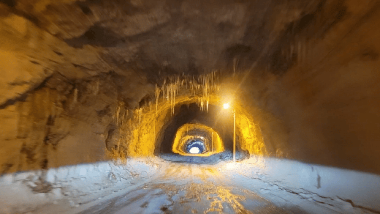 Foto - İlkel aletlerle oyularak yapılmıştı: Dünyanın en tehlikelisi tamamen buz tuttu!