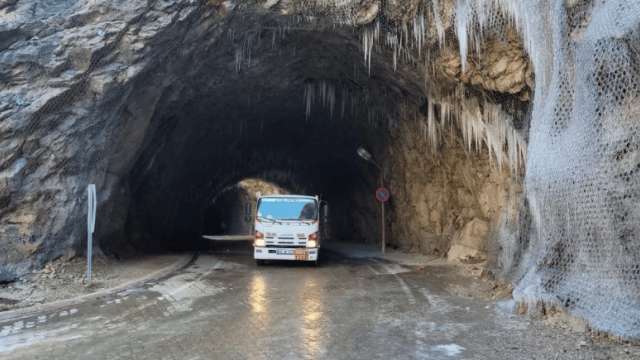 Foto - İlkel aletlerle oyularak yapılmıştı: Dünyanın en tehlikelisi tamamen buz tuttu!