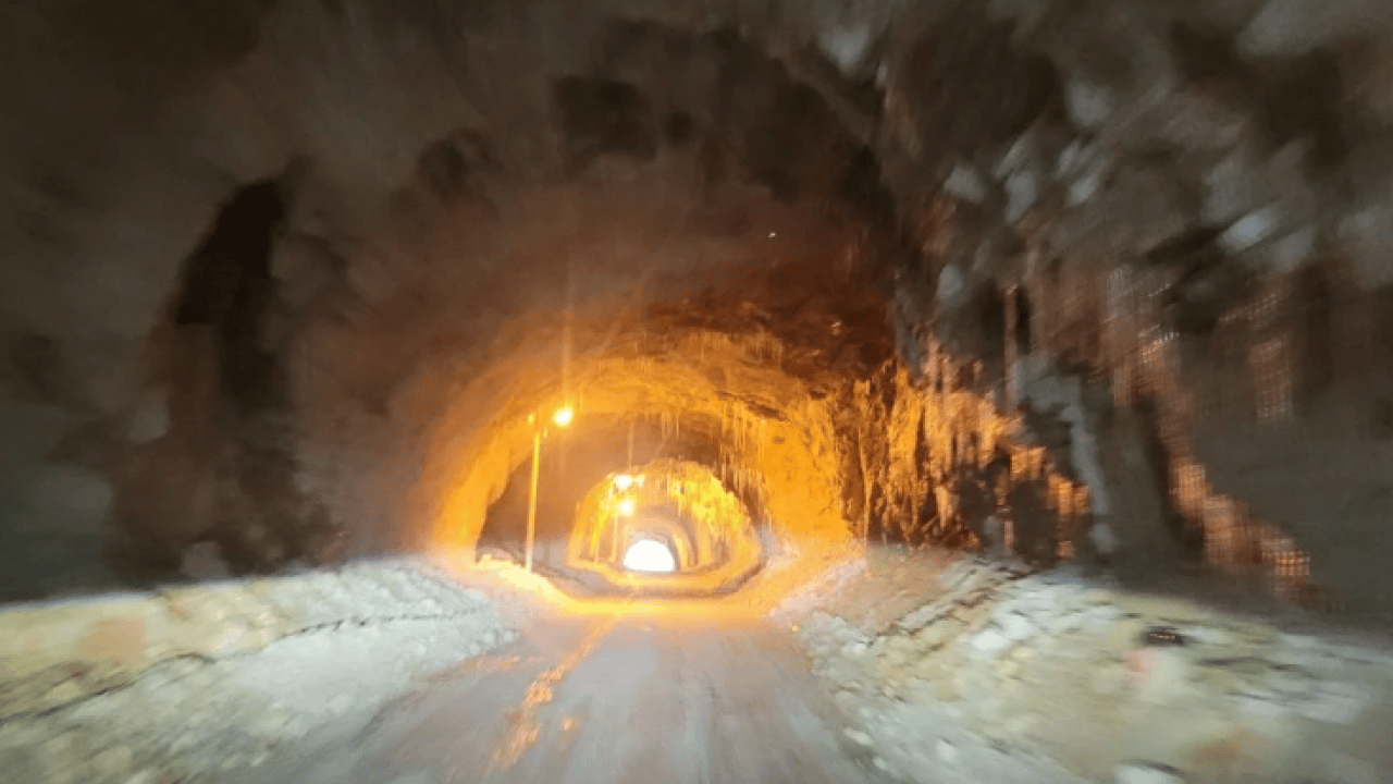 Foto - İlkel aletlerle oyularak yapılmıştı: Dünyanın en tehlikelisi tamamen buz tuttu!