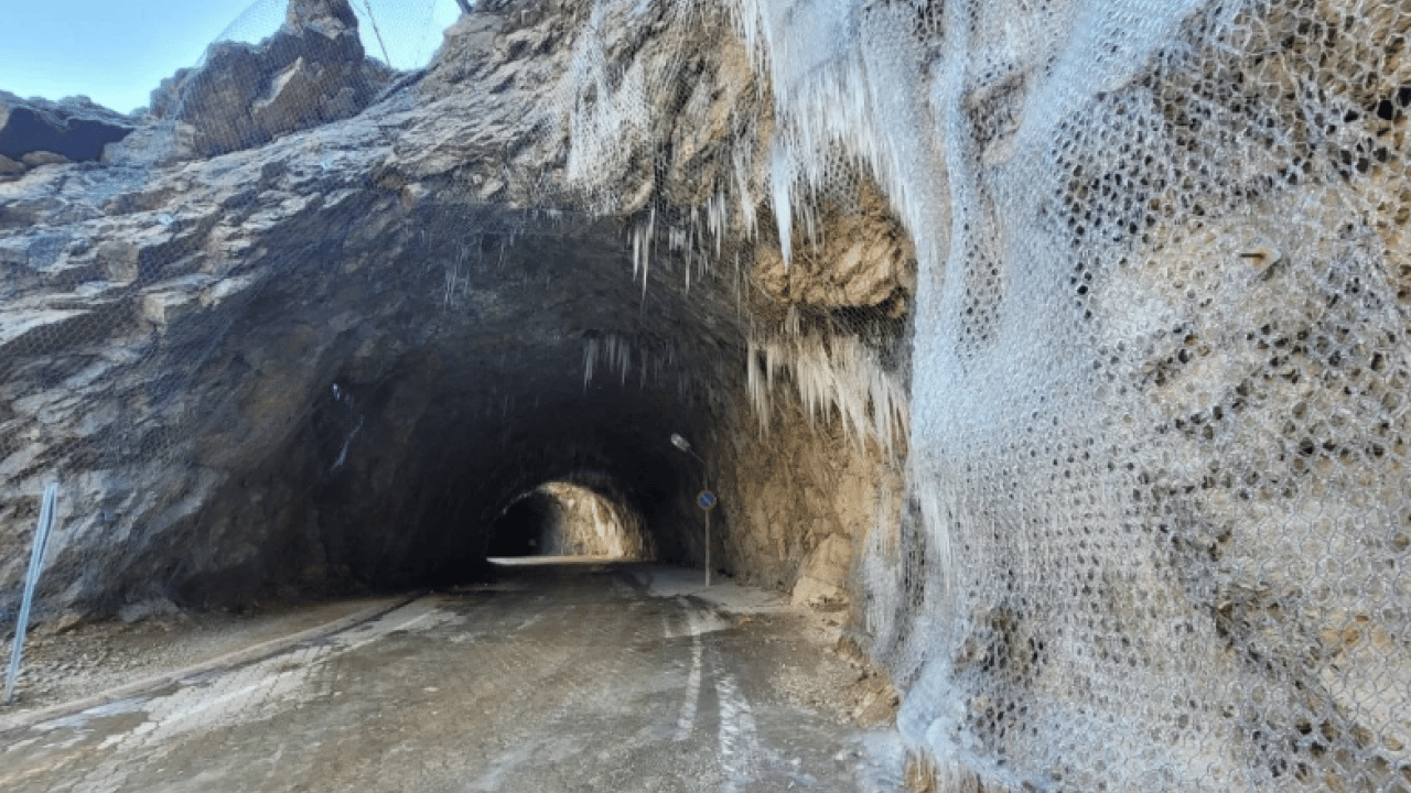 Foto - İlkel aletlerle oyularak yapılmıştı: Dünyanın en tehlikelisi tamamen buz tuttu!